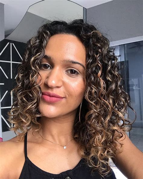 tinta para cabelo cacheado morena iluminada|Morena iluminada com cabelo cacheado: dicas e inspirações